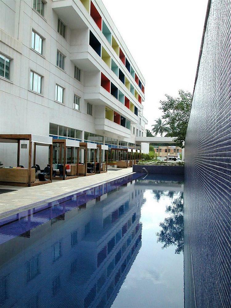 The Park Bangalore, Mg Road Exterior foto The hotel's pool